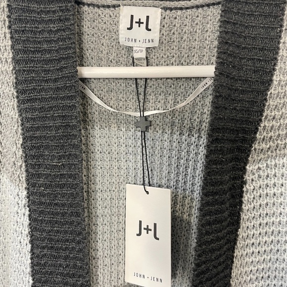 John & Jenn Gray Cardigan with Pockets - Picture 4 of 5